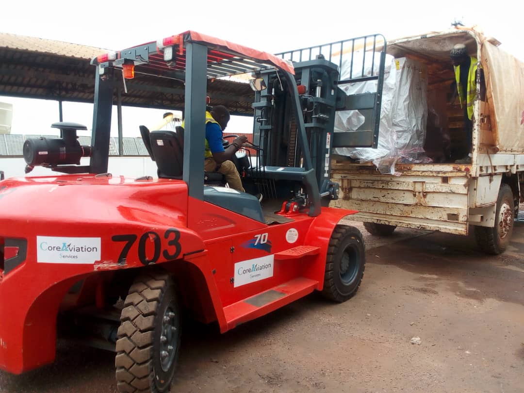 Arrivage equipements humanitaires MSF 1