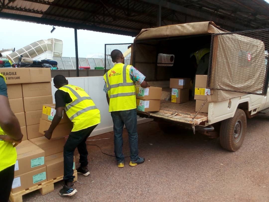 Arrivage equipements humanitaires MSF 2