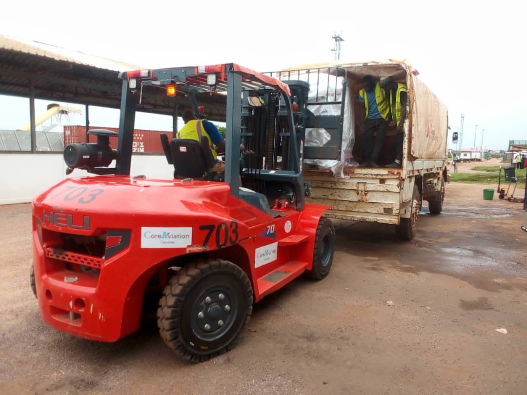 Arrivage equipements humanitaires MSF 3