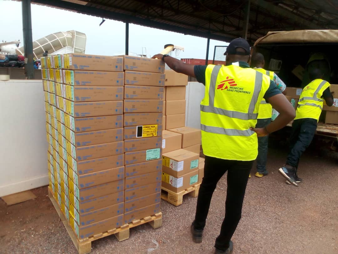 Arrivage equipements humanitaires MSF 4